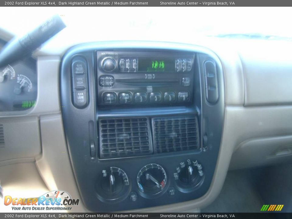 2002 Ford Explorer XLS 4x4 Dark Highland Green Metallic / Medium Parchment Photo #17