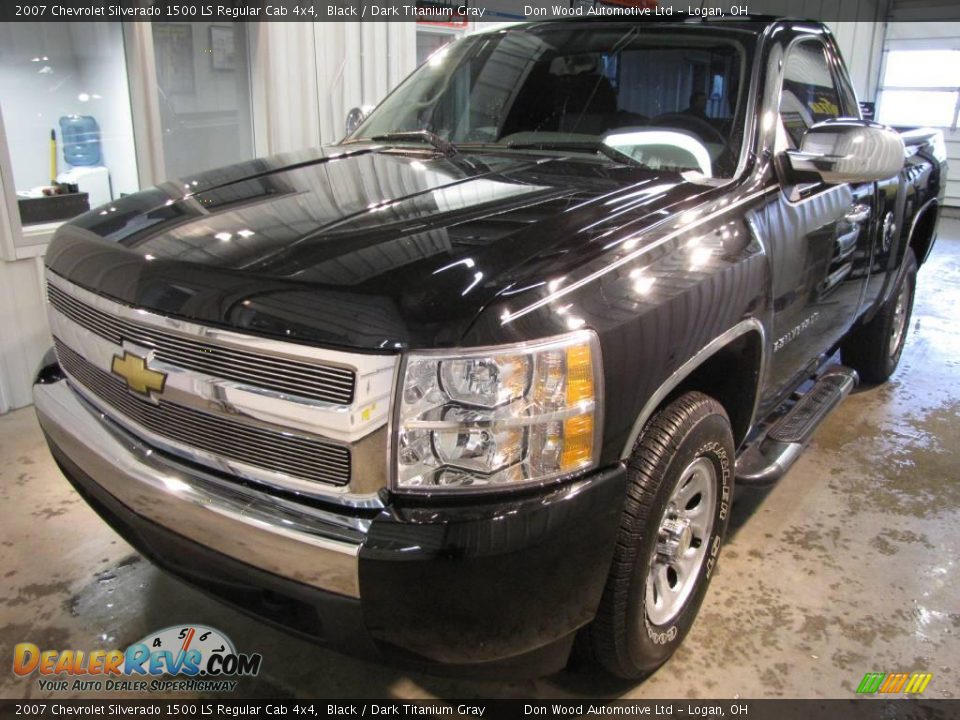 2007 Chevrolet Silverado 1500 LS Regular Cab 4x4 Black / Dark Titanium Gray Photo #2