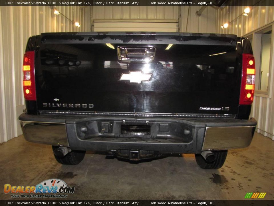 2007 Chevrolet Silverado 1500 LS Regular Cab 4x4 Black / Dark Titanium Gray Photo #4