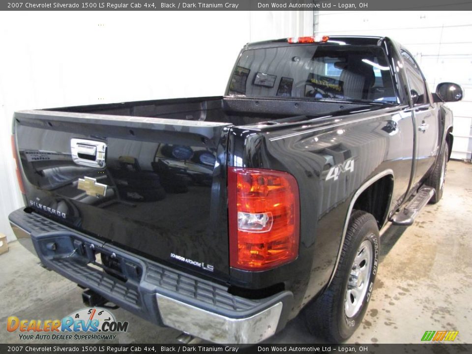 2007 Chevrolet Silverado 1500 LS Regular Cab 4x4 Black / Dark Titanium Gray Photo #5