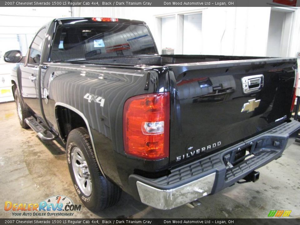 2007 Chevrolet Silverado 1500 LS Regular Cab 4x4 Black / Dark Titanium Gray Photo #6