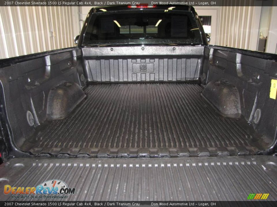 2007 Chevrolet Silverado 1500 LS Regular Cab 4x4 Black / Dark Titanium Gray Photo #7