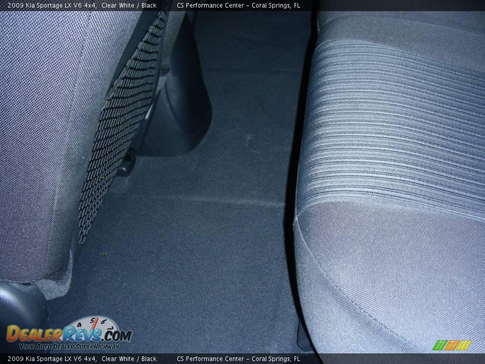 2009 Kia Sportage LX V6 4x4 Clear White / Black Photo #31