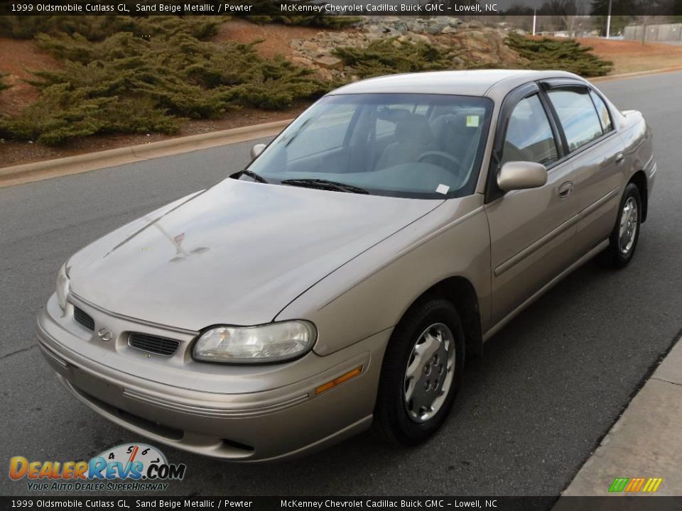 1999 Oldsmobile Cutlass GL Sand Beige Metallic / Pewter Photo #1