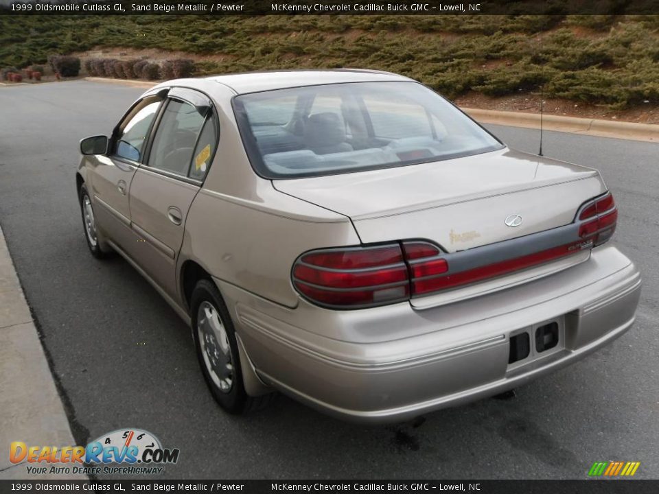 1999 Oldsmobile Cutlass GL Sand Beige Metallic / Pewter Photo #2