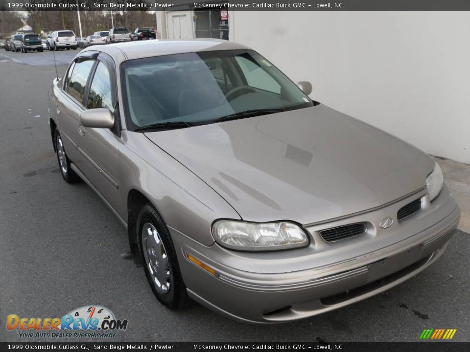1999 Oldsmobile Cutlass GL Sand Beige Metallic / Pewter Photo #5