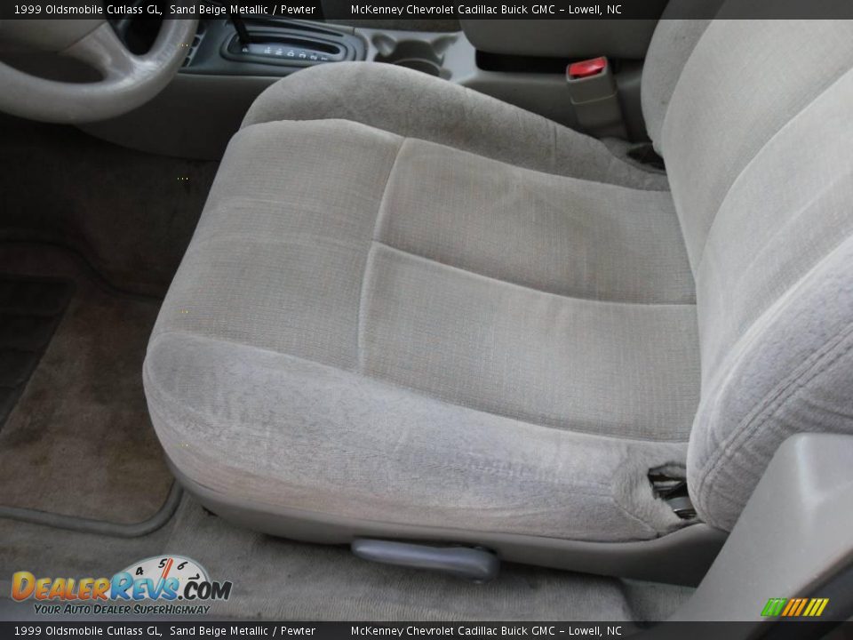 1999 Oldsmobile Cutlass GL Sand Beige Metallic / Pewter Photo #8