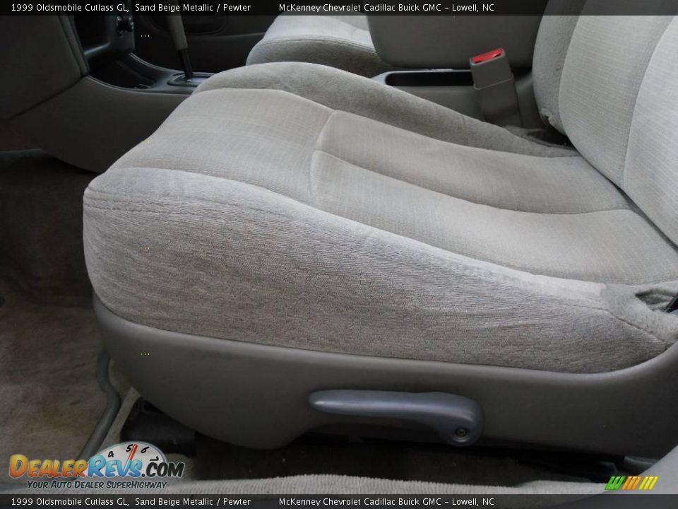 1999 Oldsmobile Cutlass GL Sand Beige Metallic / Pewter Photo #9