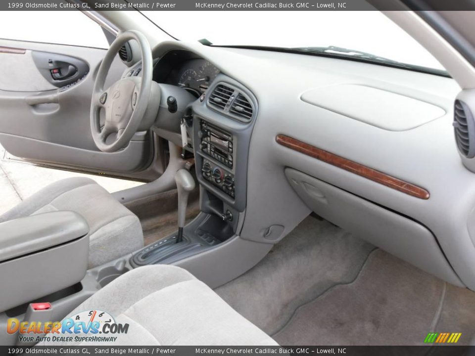 1999 Oldsmobile Cutlass GL Sand Beige Metallic / Pewter Photo #15