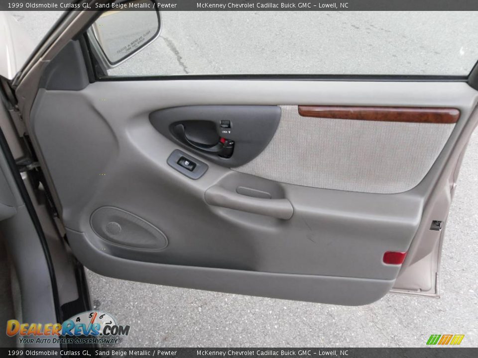 1999 Oldsmobile Cutlass GL Sand Beige Metallic / Pewter Photo #16