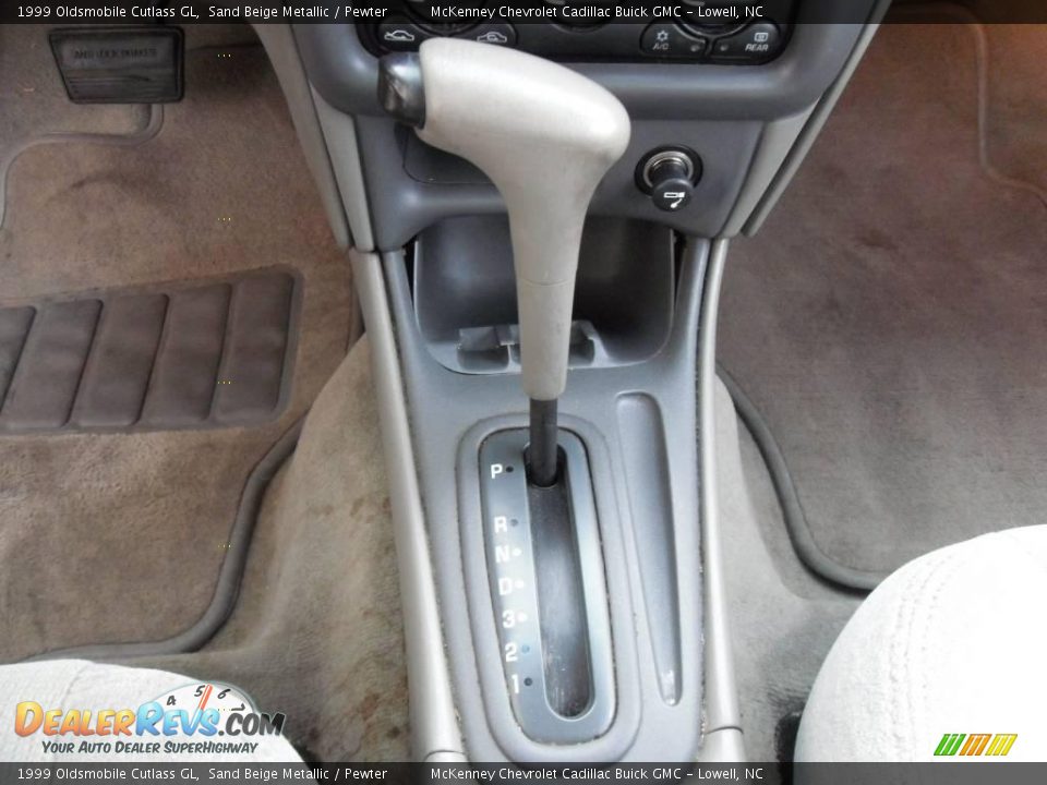 1999 Oldsmobile Cutlass GL Sand Beige Metallic / Pewter Photo #22