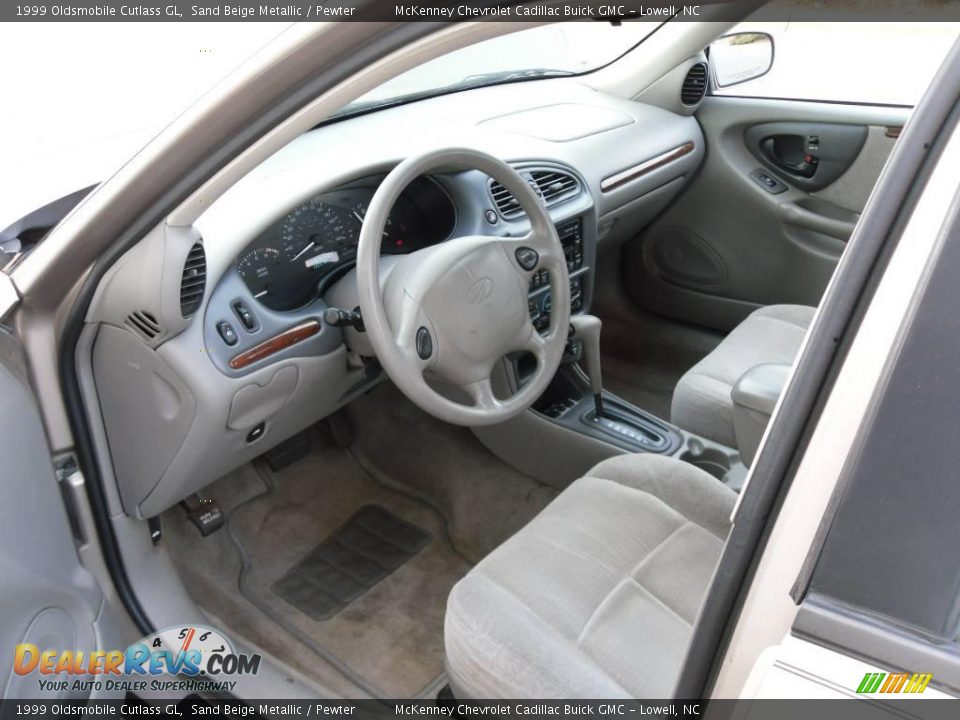 1999 Oldsmobile Cutlass GL Sand Beige Metallic / Pewter Photo #26