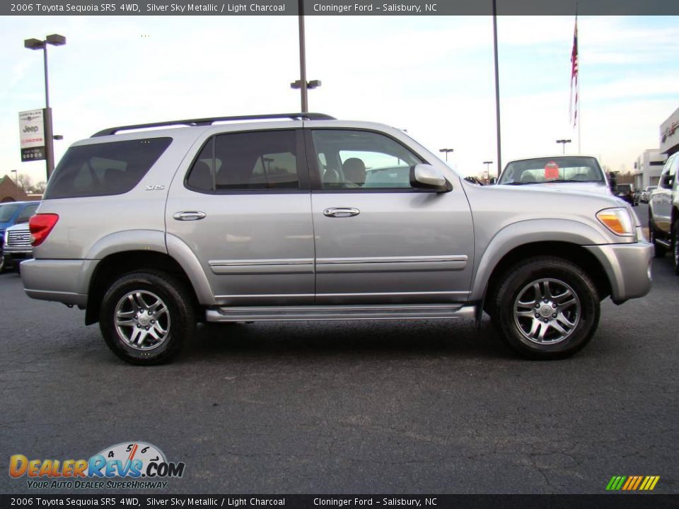 2006 Toyota Sequoia SR5 4WD Silver Sky Metallic / Light Charcoal Photo #2