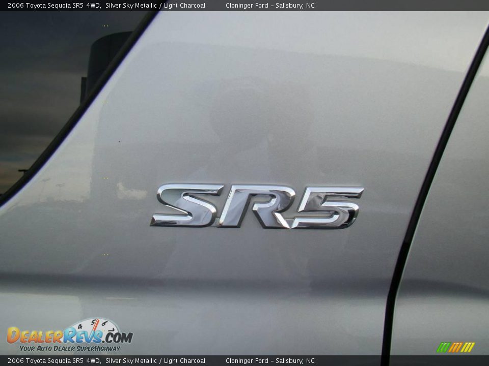 2006 Toyota Sequoia SR5 4WD Silver Sky Metallic / Light Charcoal Photo #17