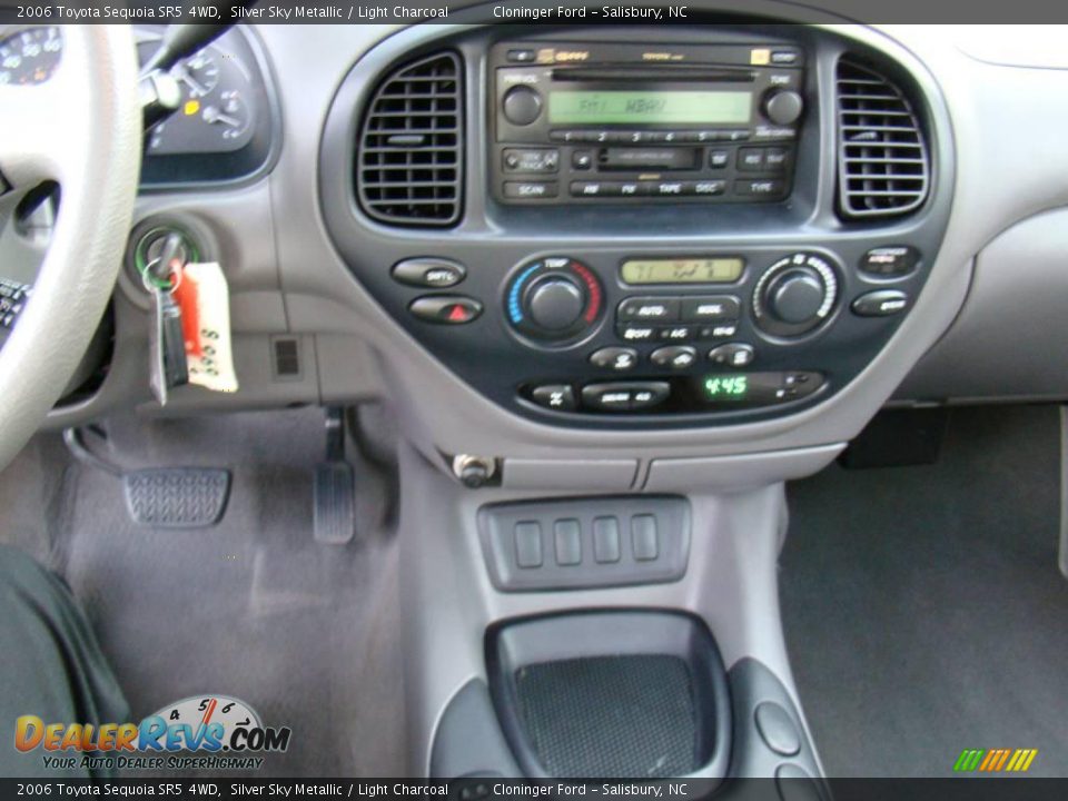 2006 Toyota Sequoia SR5 4WD Silver Sky Metallic / Light Charcoal Photo #26