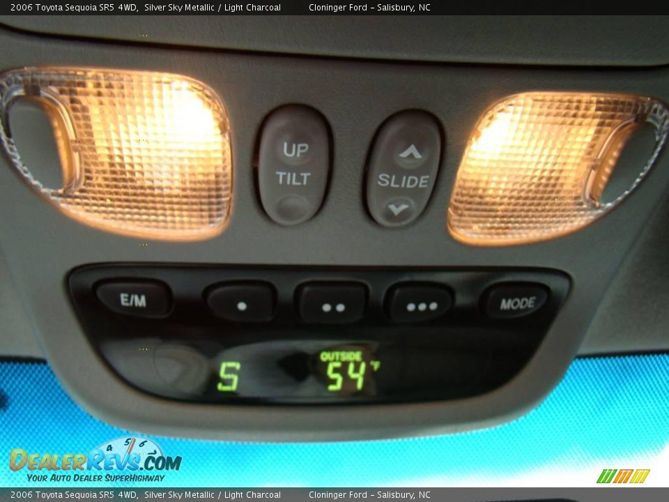 2006 Toyota Sequoia SR5 4WD Silver Sky Metallic / Light Charcoal Photo #27
