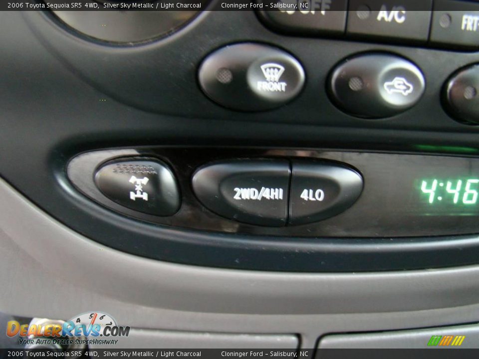 2006 Toyota Sequoia SR5 4WD Silver Sky Metallic / Light Charcoal Photo #30