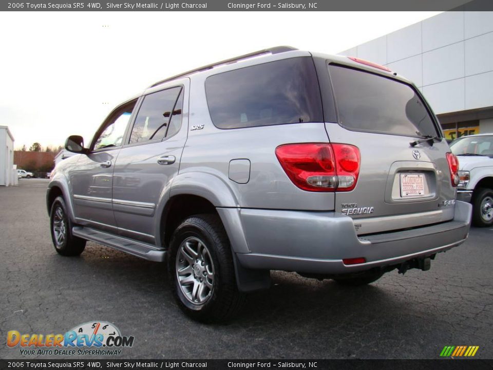 2006 Toyota Sequoia SR5 4WD Silver Sky Metallic / Light Charcoal Photo #31