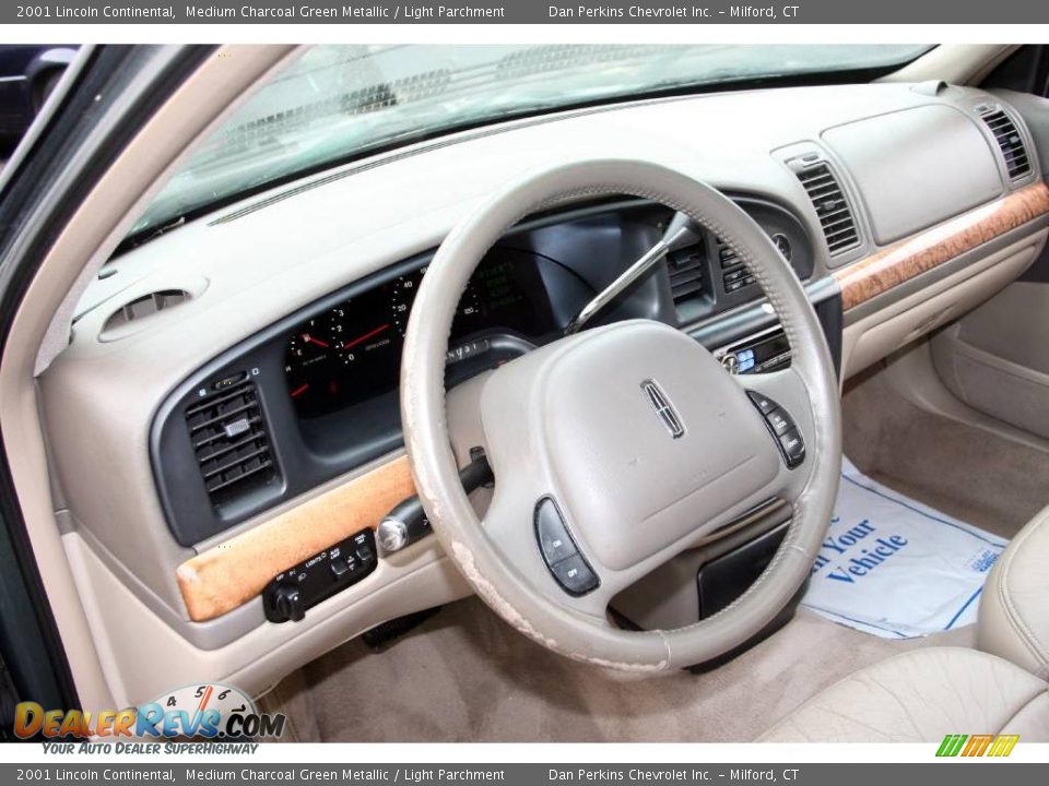 2001 Lincoln Continental Medium Charcoal Green Metallic / Light Parchment Photo #10