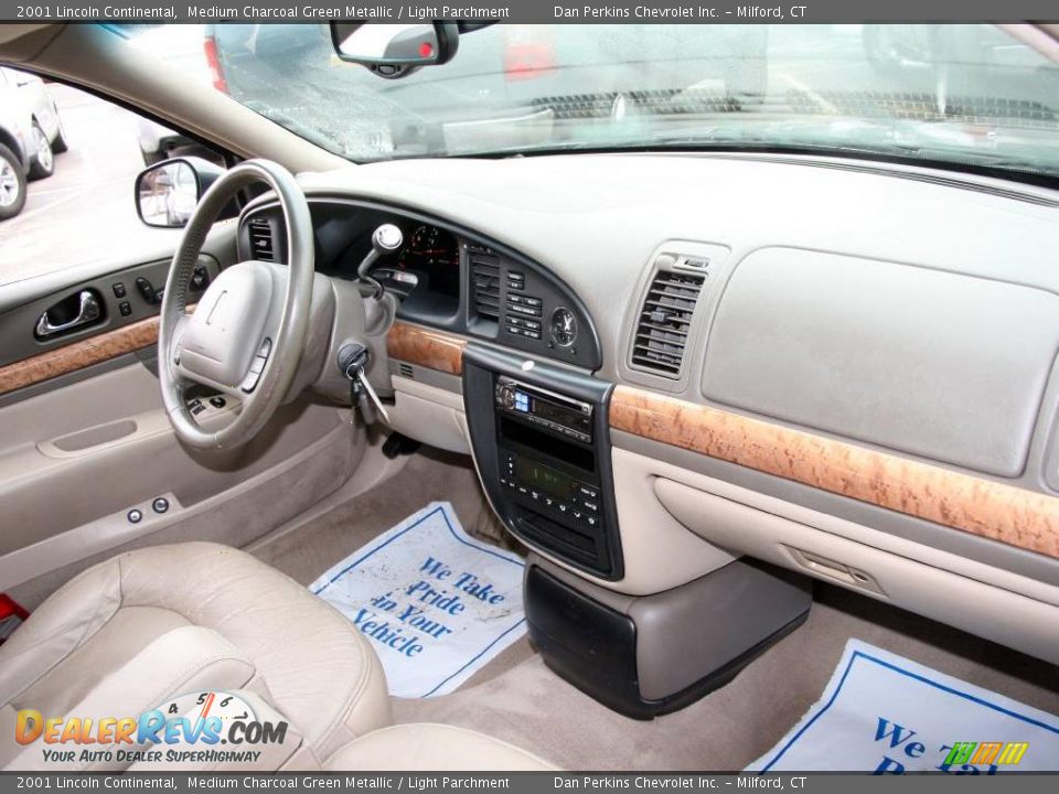 2001 Lincoln Continental Medium Charcoal Green Metallic / Light Parchment Photo #11