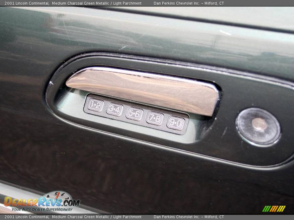 2001 Lincoln Continental Medium Charcoal Green Metallic / Light Parchment Photo #13
