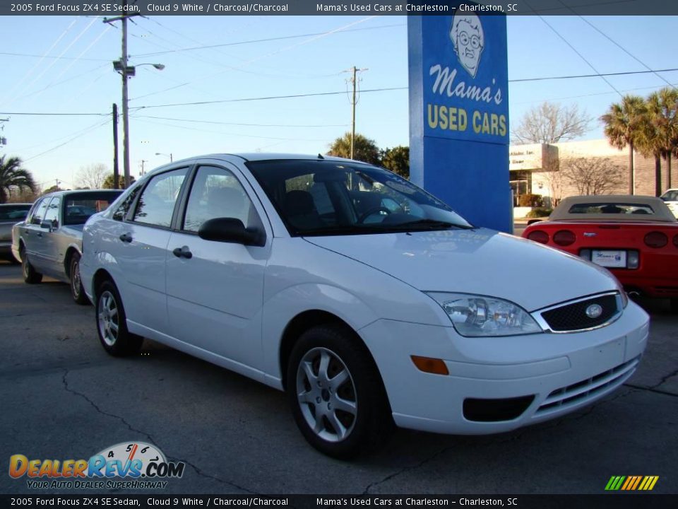 2005 Ford Focus ZX4 SE Sedan Cloud 9 White / Charcoal/Charcoal Photo #4