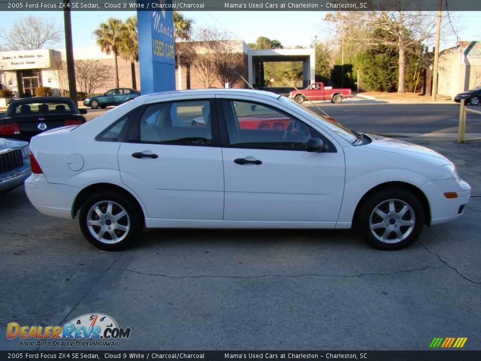 2005 Ford Focus ZX4 SE Sedan Cloud 9 White / Charcoal/Charcoal Photo #5