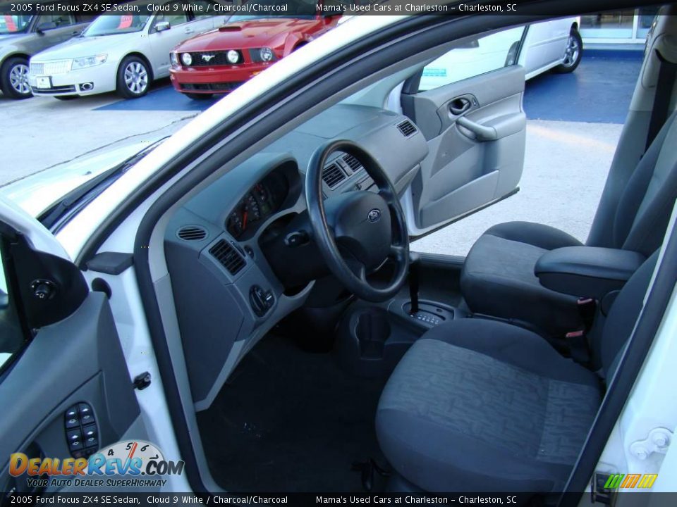 2005 Ford Focus ZX4 SE Sedan Cloud 9 White / Charcoal/Charcoal Photo #8