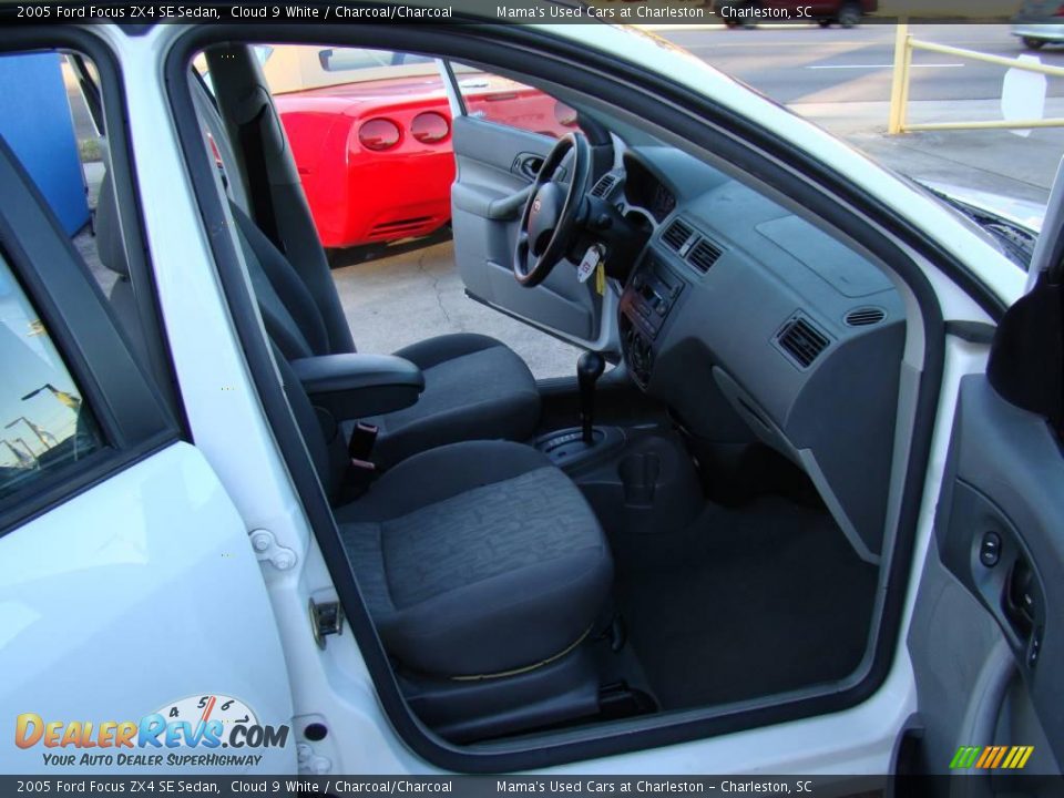 2005 Ford Focus ZX4 SE Sedan Cloud 9 White / Charcoal/Charcoal Photo #10
