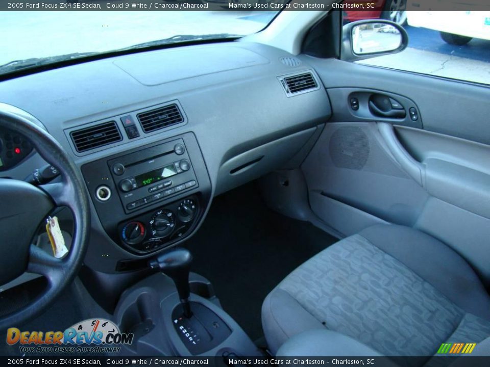 2005 Ford Focus ZX4 SE Sedan Cloud 9 White / Charcoal/Charcoal Photo #14