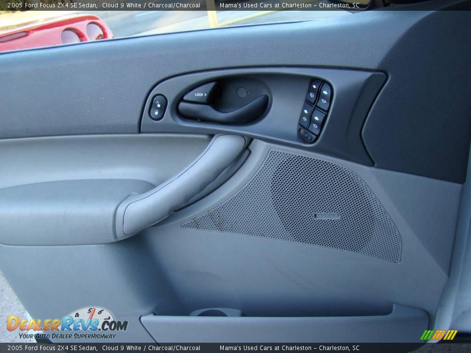 2005 Ford Focus ZX4 SE Sedan Cloud 9 White / Charcoal/Charcoal Photo #15