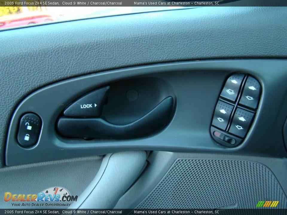 2005 Ford Focus ZX4 SE Sedan Cloud 9 White / Charcoal/Charcoal Photo #16