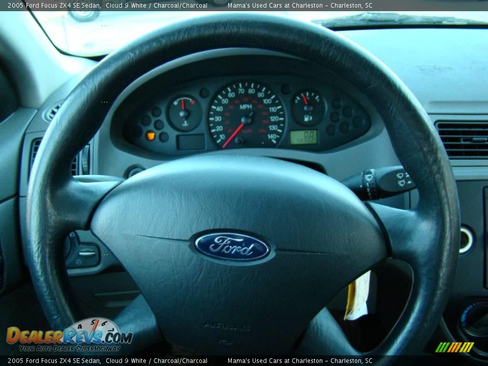 2005 Ford Focus ZX4 SE Sedan Cloud 9 White / Charcoal/Charcoal Photo #18