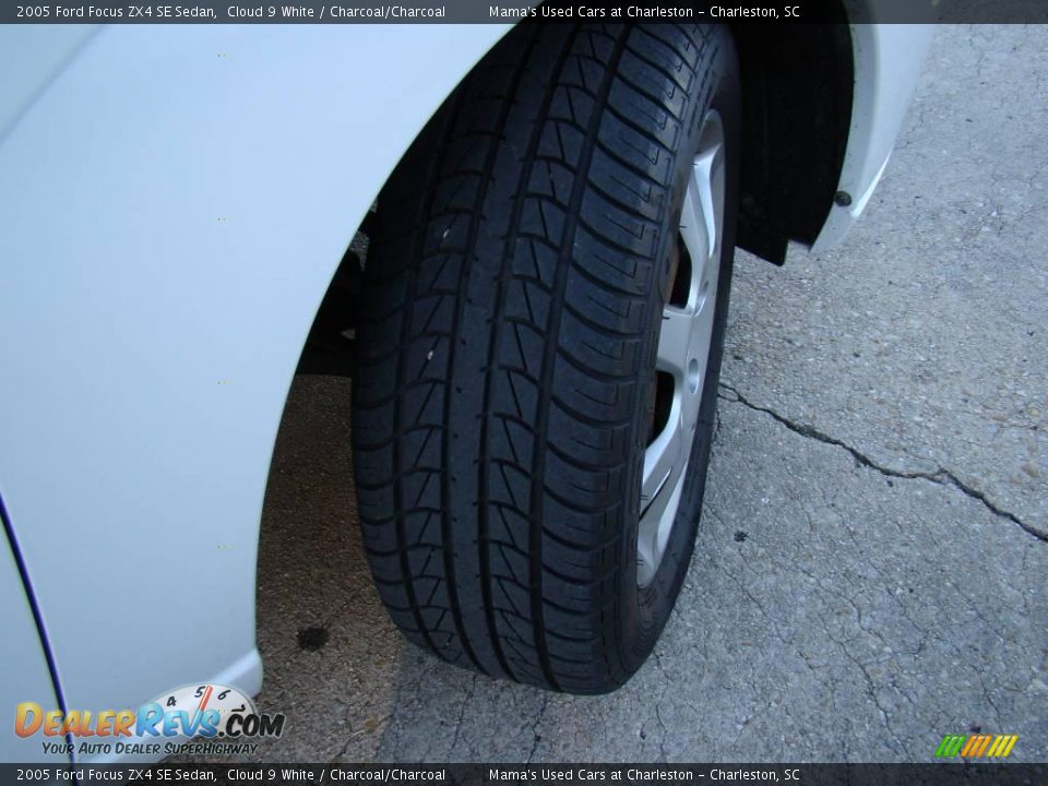 2005 Ford Focus ZX4 SE Sedan Cloud 9 White / Charcoal/Charcoal Photo #21