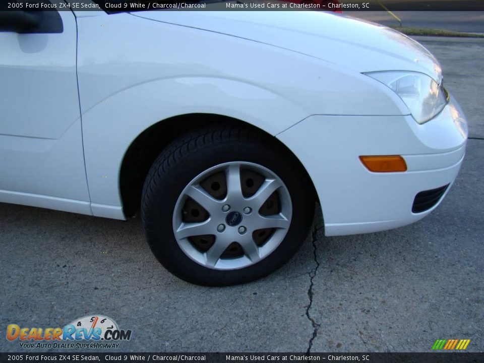 2005 Ford Focus ZX4 SE Sedan Cloud 9 White / Charcoal/Charcoal Photo #22