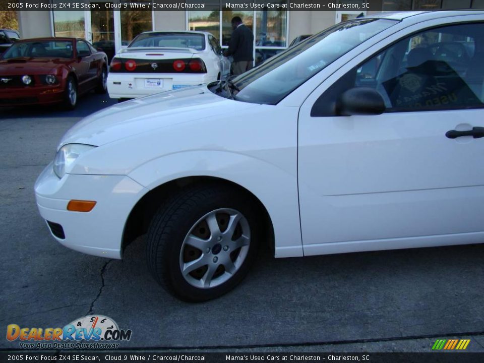 2005 Ford Focus ZX4 SE Sedan Cloud 9 White / Charcoal/Charcoal Photo #23