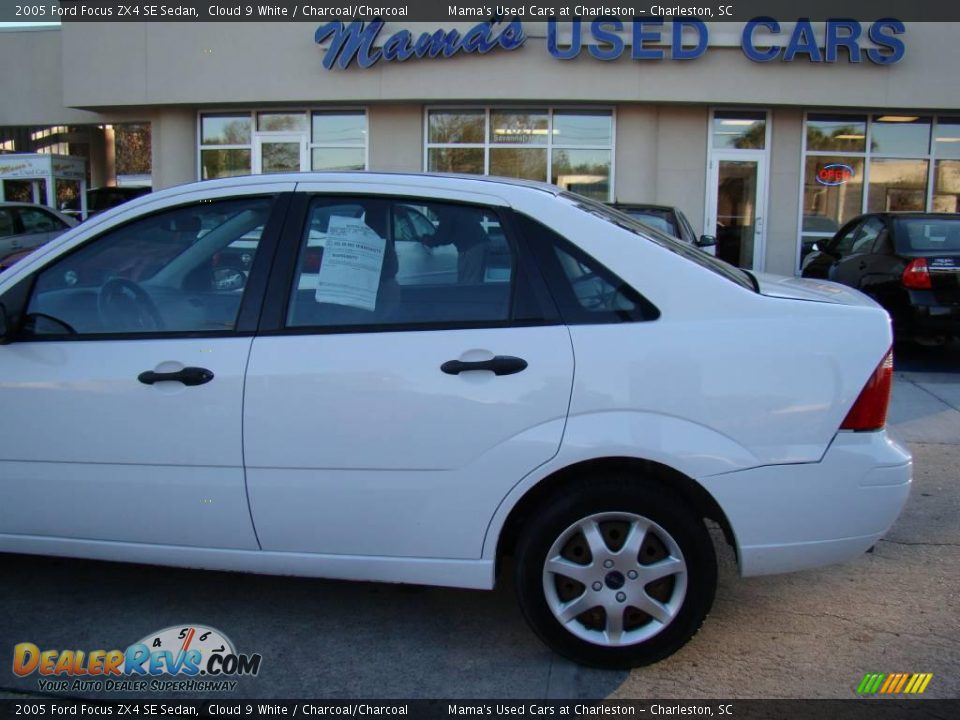 2005 Ford Focus ZX4 SE Sedan Cloud 9 White / Charcoal/Charcoal Photo #24