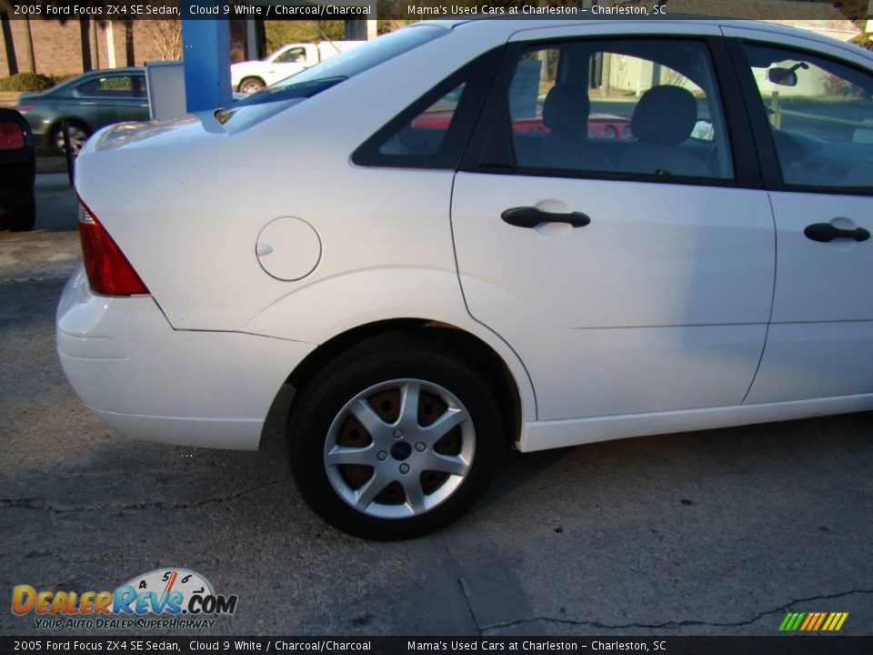 2005 Ford Focus ZX4 SE Sedan Cloud 9 White / Charcoal/Charcoal Photo #25