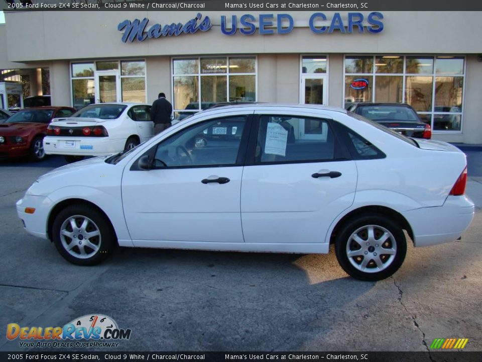 2005 Ford Focus ZX4 SE Sedan Cloud 9 White / Charcoal/Charcoal Photo #26