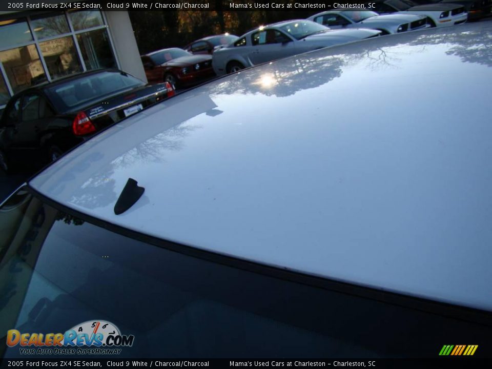 2005 Ford Focus ZX4 SE Sedan Cloud 9 White / Charcoal/Charcoal Photo #27