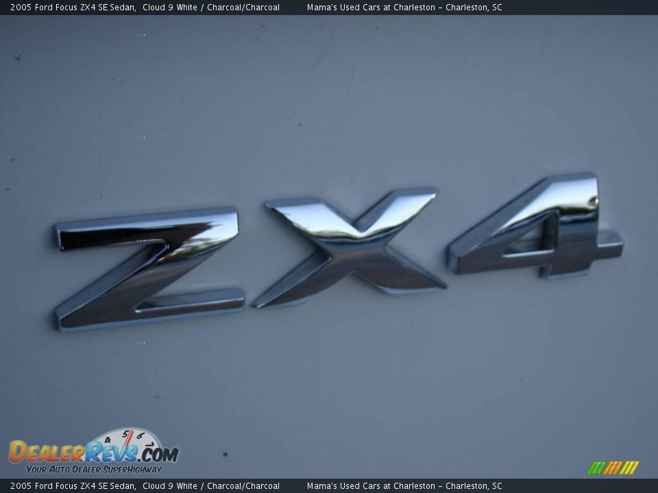 2005 Ford Focus ZX4 SE Sedan Cloud 9 White / Charcoal/Charcoal Photo #28