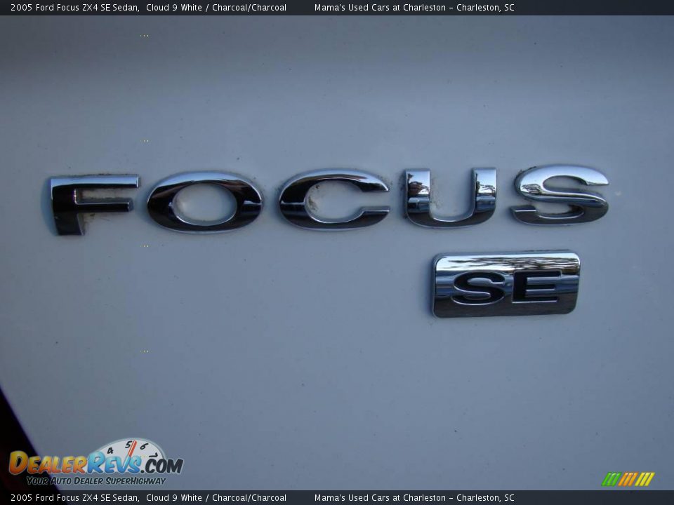 2005 Ford Focus ZX4 SE Sedan Cloud 9 White / Charcoal/Charcoal Photo #29