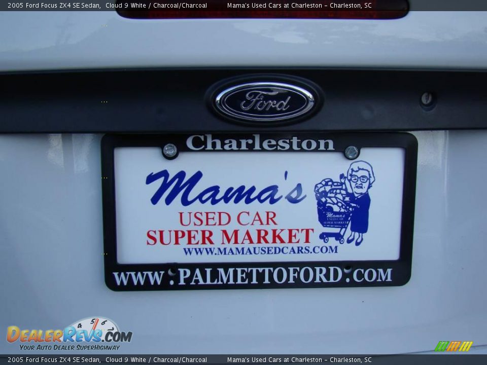 2005 Ford Focus ZX4 SE Sedan Cloud 9 White / Charcoal/Charcoal Photo #30