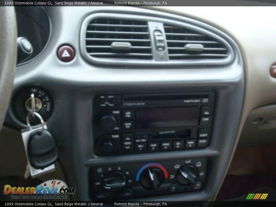 1999 Oldsmobile Cutlass GL Sand Beige Metallic / Neutral Photo #18