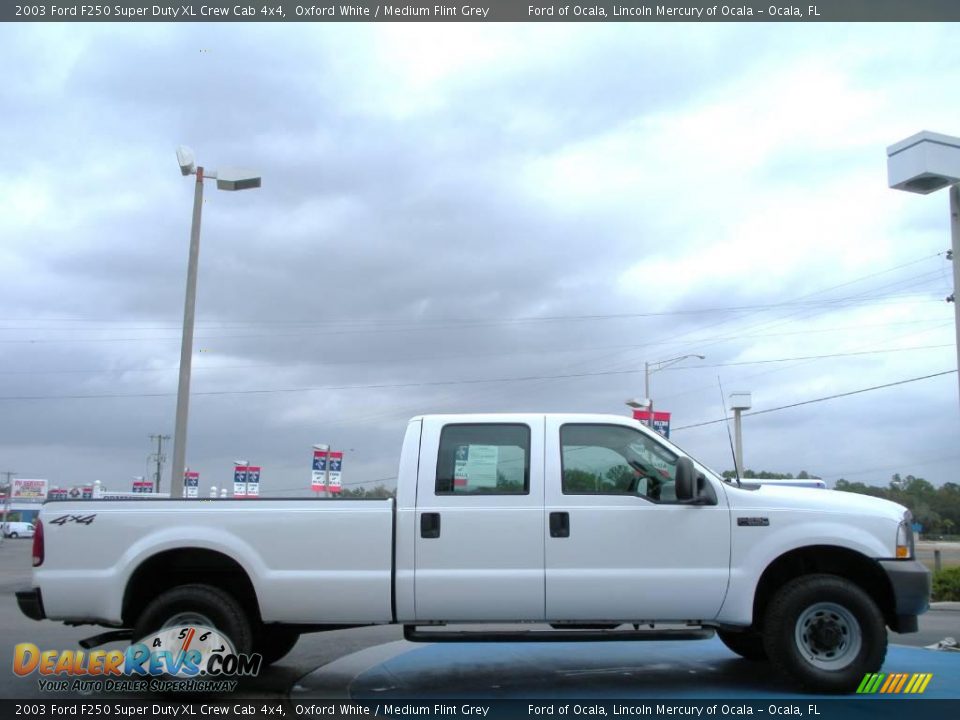 2003 Ford F250 Super Duty XL Crew Cab 4x4 Oxford White / Medium Flint Grey Photo #4