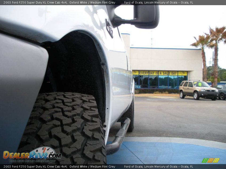 2003 Ford F250 Super Duty XL Crew Cab 4x4 Oxford White / Medium Flint Grey Photo #12