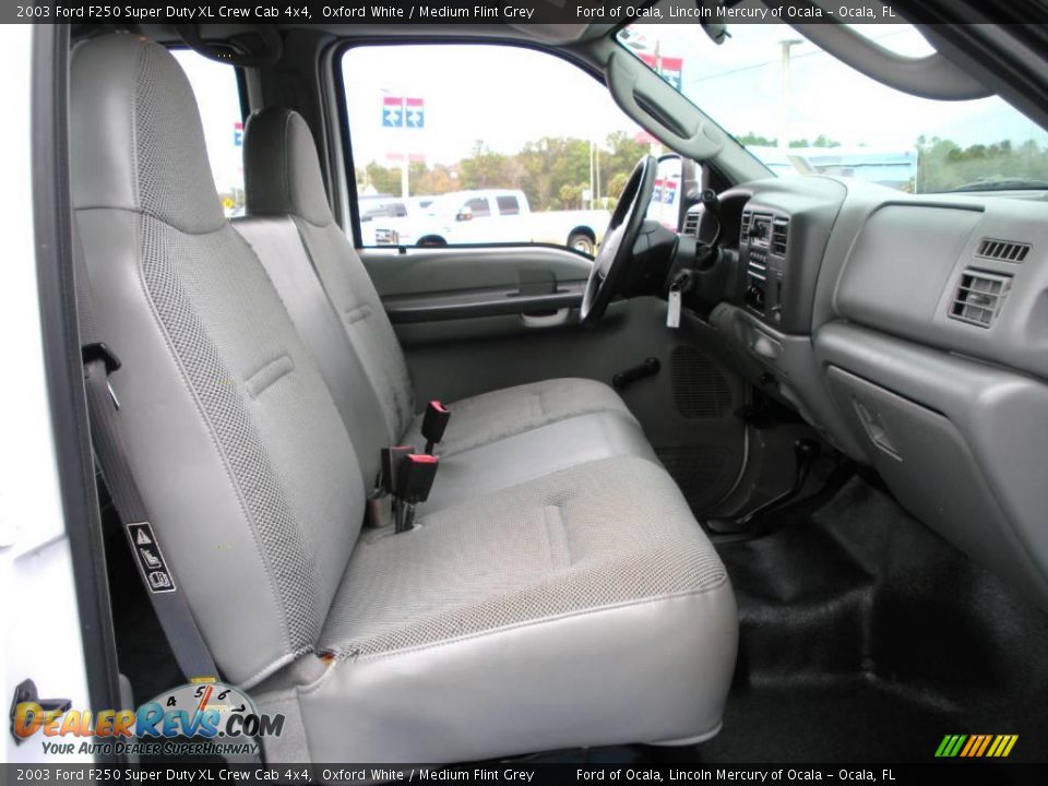 2003 Ford F250 Super Duty XL Crew Cab 4x4 Oxford White / Medium Flint Grey Photo #17