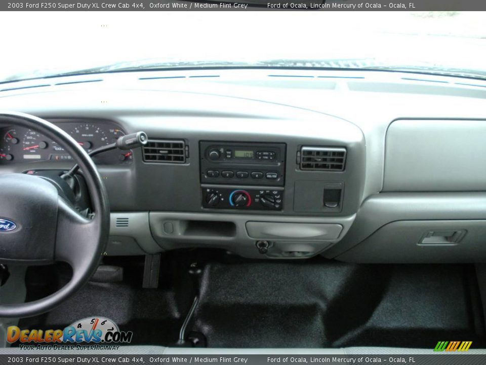 2003 Ford F250 Super Duty XL Crew Cab 4x4 Oxford White / Medium Flint Grey Photo #19
