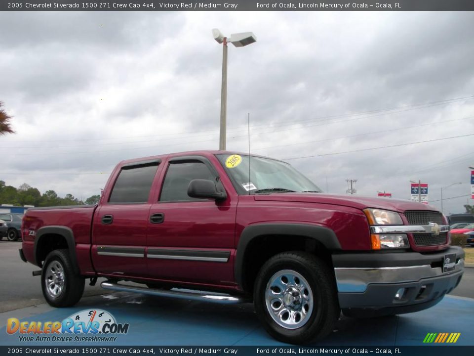 2005 Chevrolet Silverado 1500 Z71 Crew Cab 4x4 Victory Red / Medium Gray Photo #3