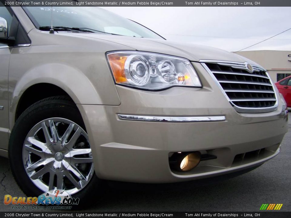 2008 Chrysler Town & Country Limited Light Sandstone Metallic / Medium Pebble Beige/Cream Photo #2
